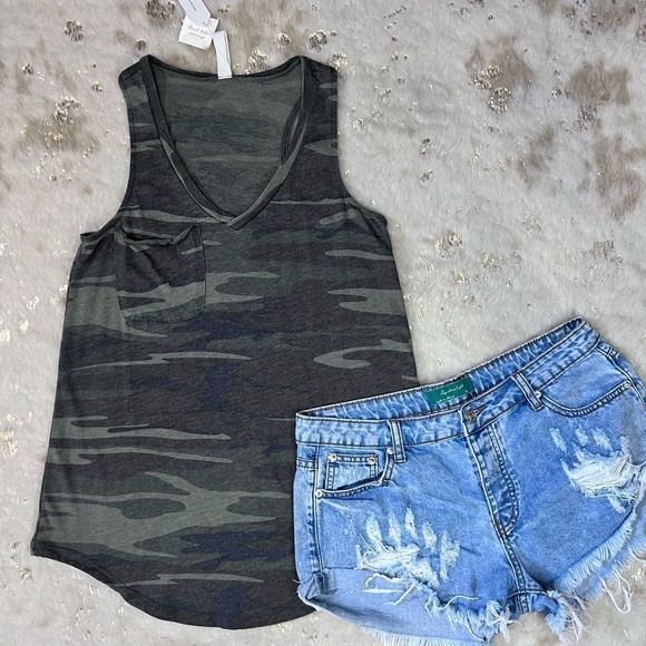 Altar'd State Tops - NWT altar’d state V Neck Muscle Tee Rounded Hem with Pocket💗